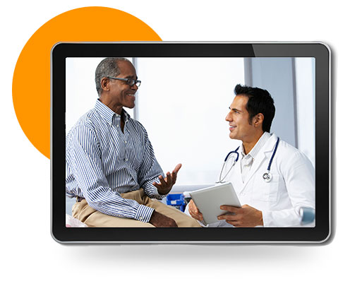 Doctor atendiendo a un adulto mayor en su consultorio