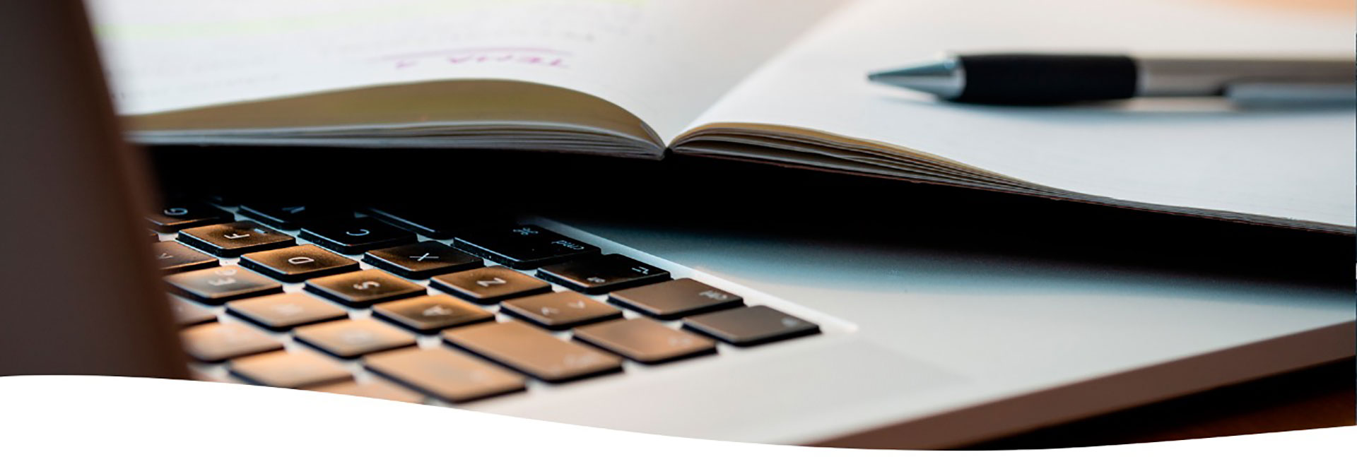 Mano seleccionando una carpeta de documentos