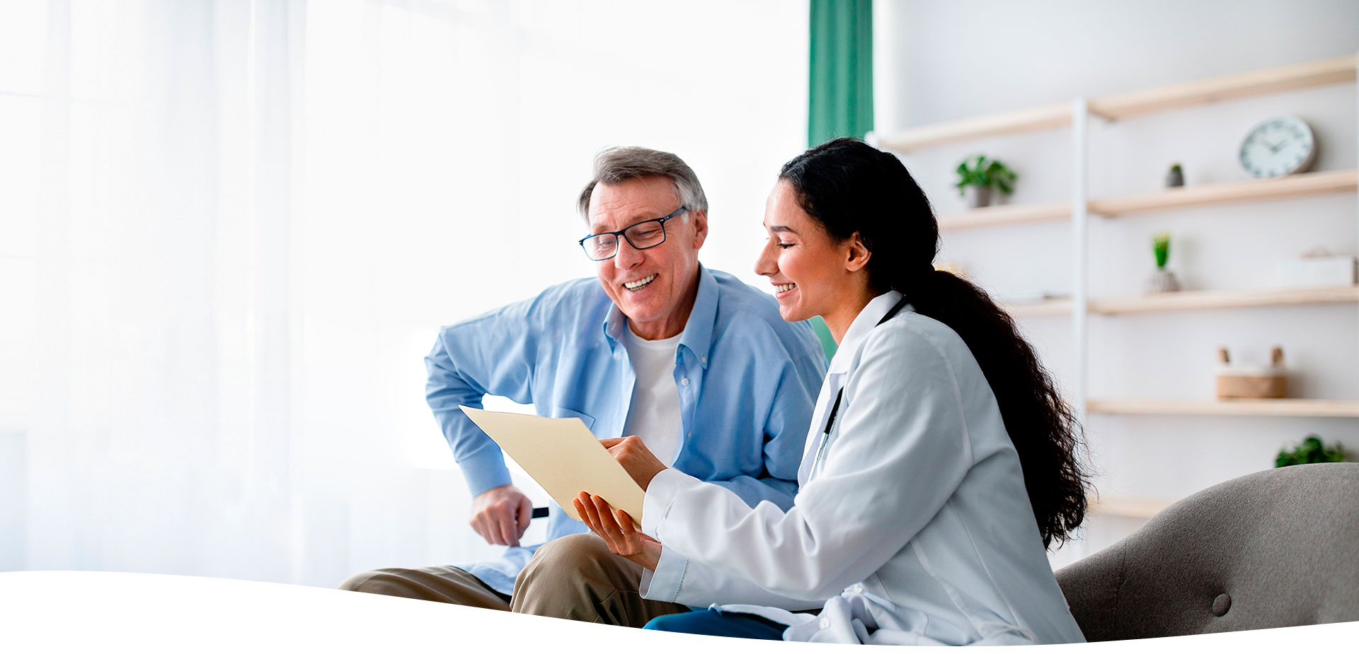 Doctora y señor sonriendo